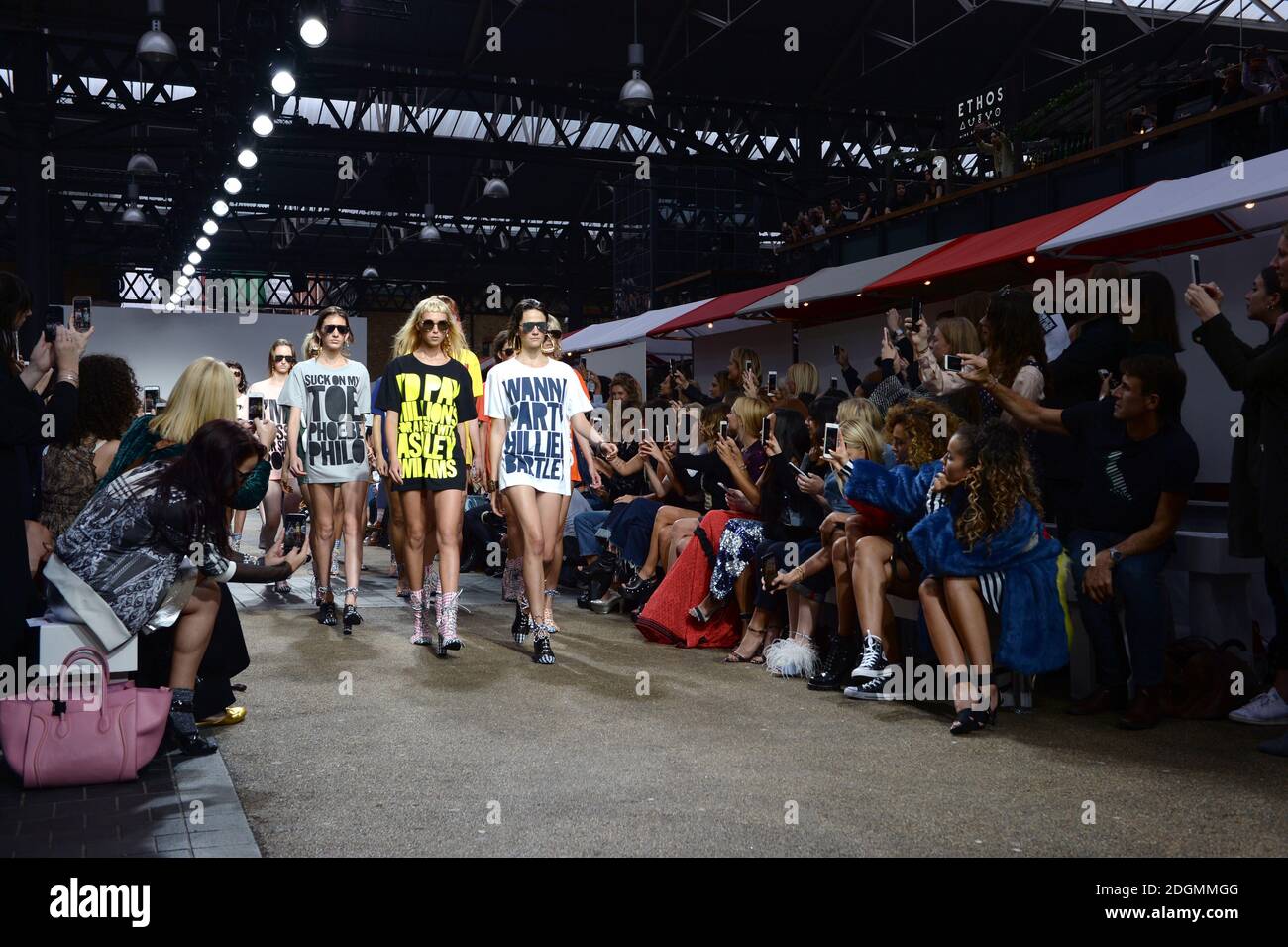 Ella Eyre, Fearne Cotton, Caroline Flack, Tallia Storm, Pixie Geldof, Alexa Chung und Leigh Anne Pinnock während der Londoner Fashion Week im Frühjahr/Sommer 2017 im Spitalfields Market, London. Stockfoto