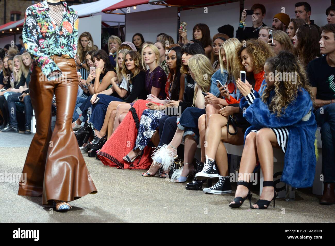 Ella Eyre, Fearne Cotton, Caroline Flack, Tallia Storm, Pixie Geldof, Alexa Chung und Leigh Anne Pinnock während der Londoner Fashion Week im Frühjahr/Sommer 2017 im Spitalfields Market, London. Stockfoto