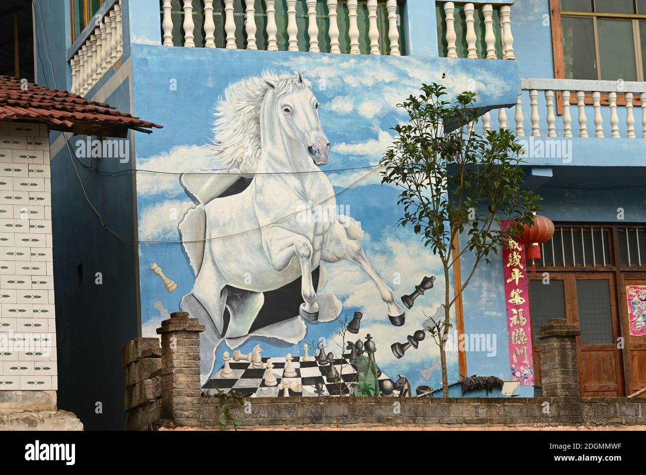 Die Wände der Häuser in einem Dorf sind mit bunten Graffiti bemalt und kombinieren traditionelle Dörfer mit moderner Kunst in Tongren Stadt, im Südwesten Chinas Stockfoto