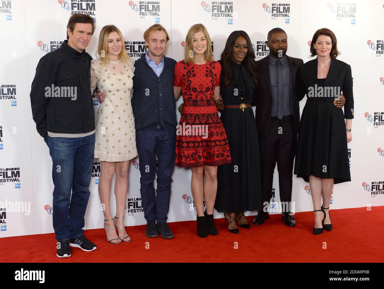 Jack Davenport, Laura Carmichael, Tom Felton, Rosamund Pike, die Regisseurin Amma Asante, David Oyelowo und Jessica Oyelowo bei der A United Kingdom Photocall im May Fair Hotel, Eröffnung des London Film Festival 2016. Bildnachweis sollte lauten: Doug Peters/EMPICS Entertainment Stockfoto