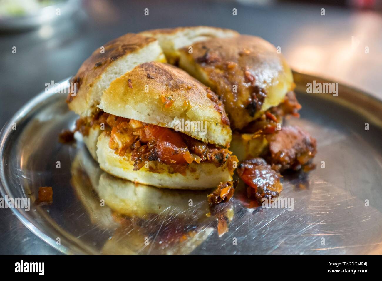 Chicken Sandwich, auch bekannt als Naan Chaap, wie in Mohammed Ali Road Nachbarschaft von Mumbai, Indien serviert Stockfoto