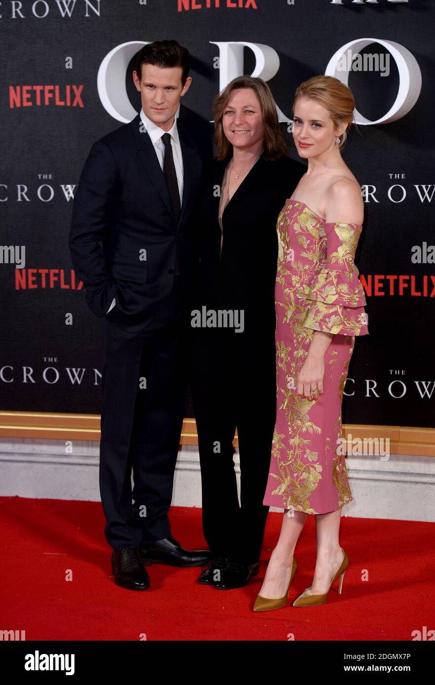 Matt Smith (links), Cindy Holland (Mitte) und Claire Foy bei der Premiere von The Crown am Odeon Leicester Square, London. Bildnachweis sollte lauten: Doug Peters/EMPICS Entertainment Stockfoto