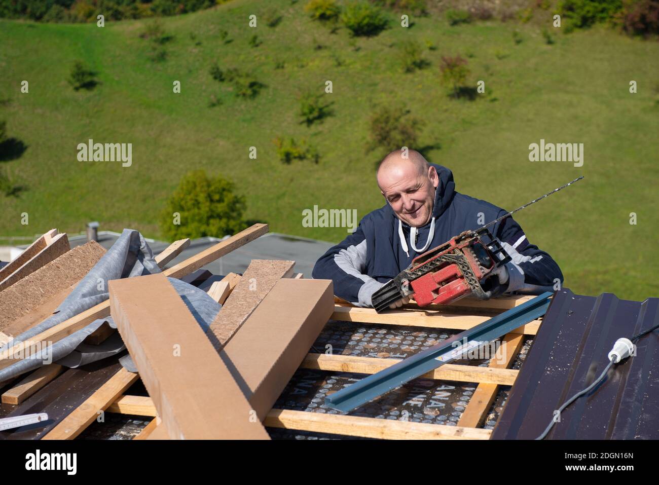 Bauarbeiter, der ein neues Dach installiert Stockfoto