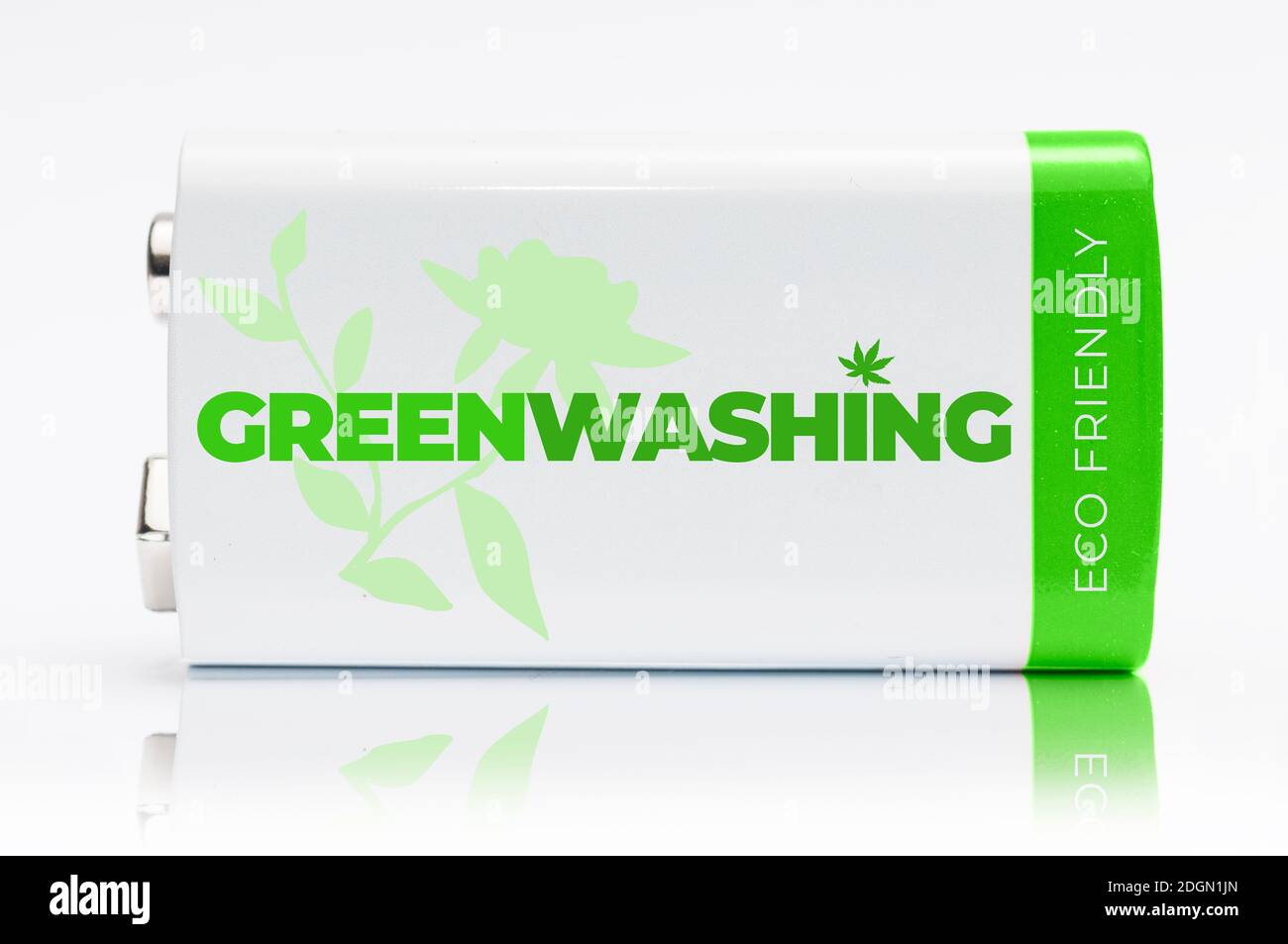 9 Volt grün und weiß Batterie mit dem Wort Greenwashing aufgedruckt. Greenwashing ist eine Kommunikationstechnik, die darauf abzielt, ein falsches Bild von zu erstellen Stockfoto