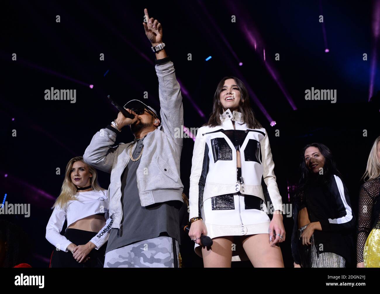 Sean Paul und Dua Lipa auf der Bühne beim Capital FM Jingle Bell Ball 2016 mit Coca-Cola in der O2 Arena in London. Bild Kredit sollte Doug Peters / EMPICS Entertainment lesen. Stockfoto
