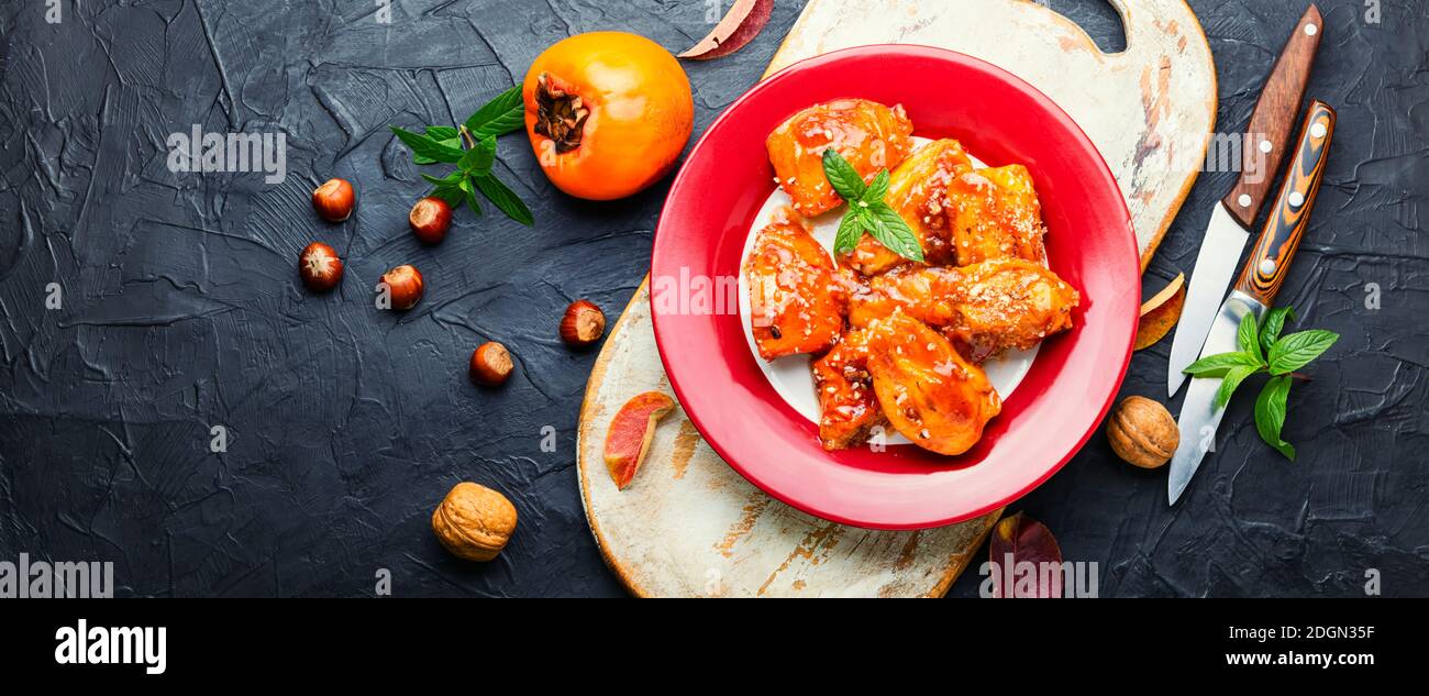 Stücke von karamellisiertem Persimmon.Herbst Dessert Süße, karamellisiertem Persimmon.Raum für Text Stockfoto