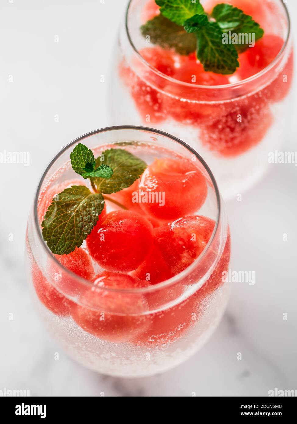 Wassermelone Eis mit Mineralwasser in Gläsern Stockfoto
