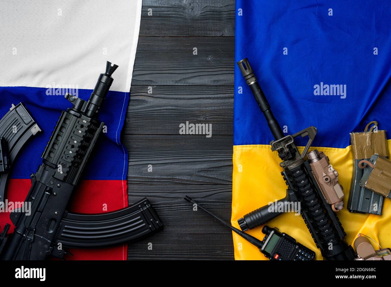 Flaggen Russlands und der Ukraine mit Waffengewehren Stockfoto