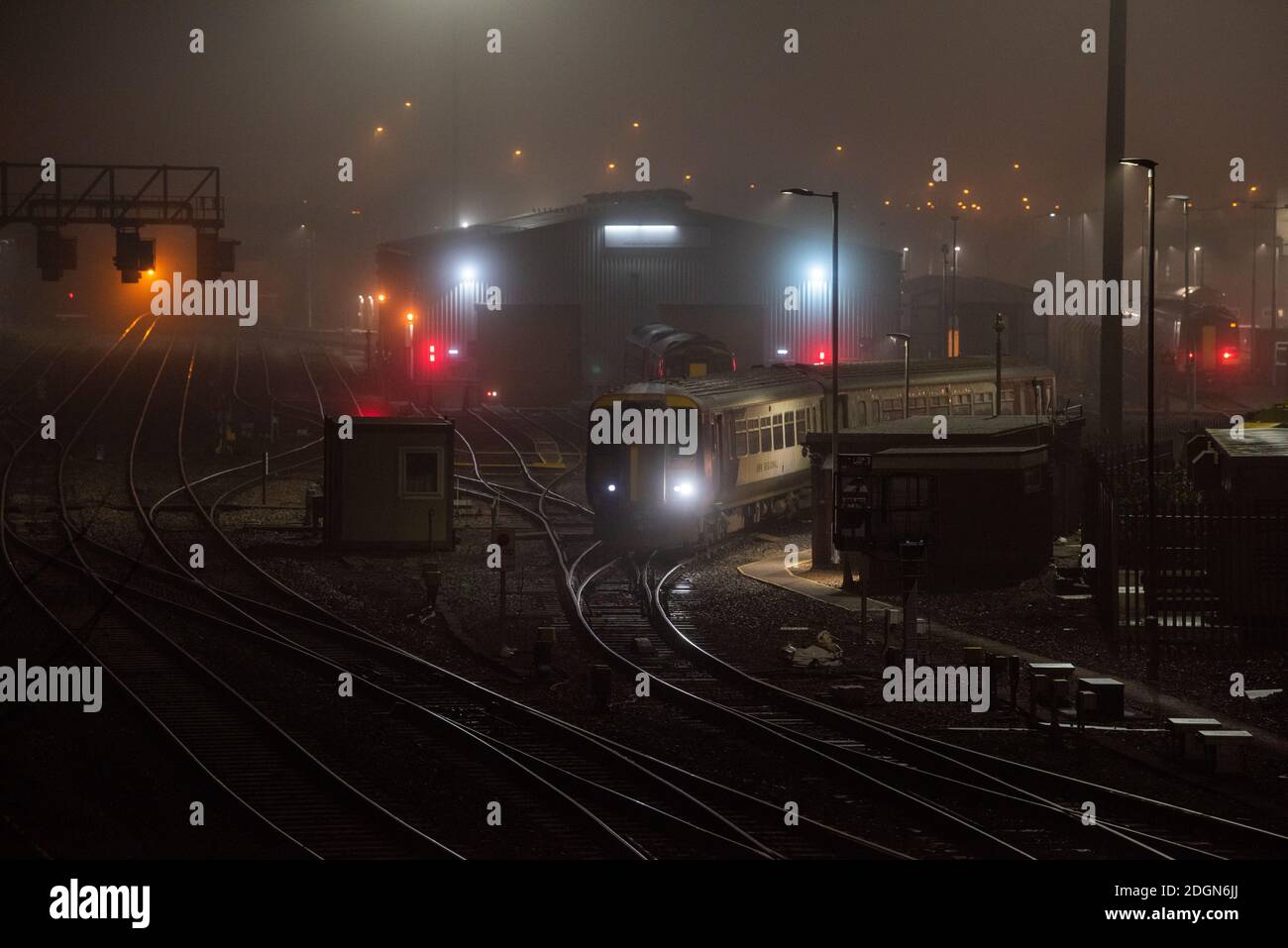 Züge an einem nebligen Morgen am Bahnhof in Nottingham City, Nottinghamshire England Stockfoto