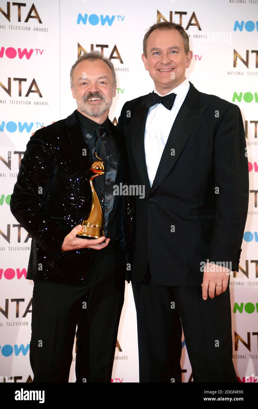 Hugh Bonneville überreicht Graham Norton den Special Recognition Award im Presseraum der National Television Awards 2017 im O2, London. Bildnachweis sollte lauten: Doug Peters/EMPICS Entertainment Stockfoto