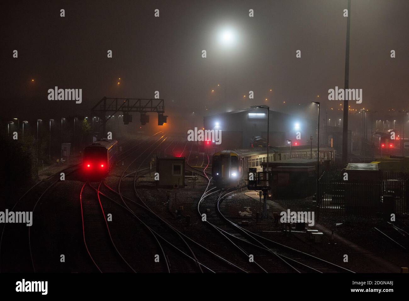 Züge an einem nebligen Morgen am Bahnhof in Nottingham City, Nottinghamshire England Stockfoto