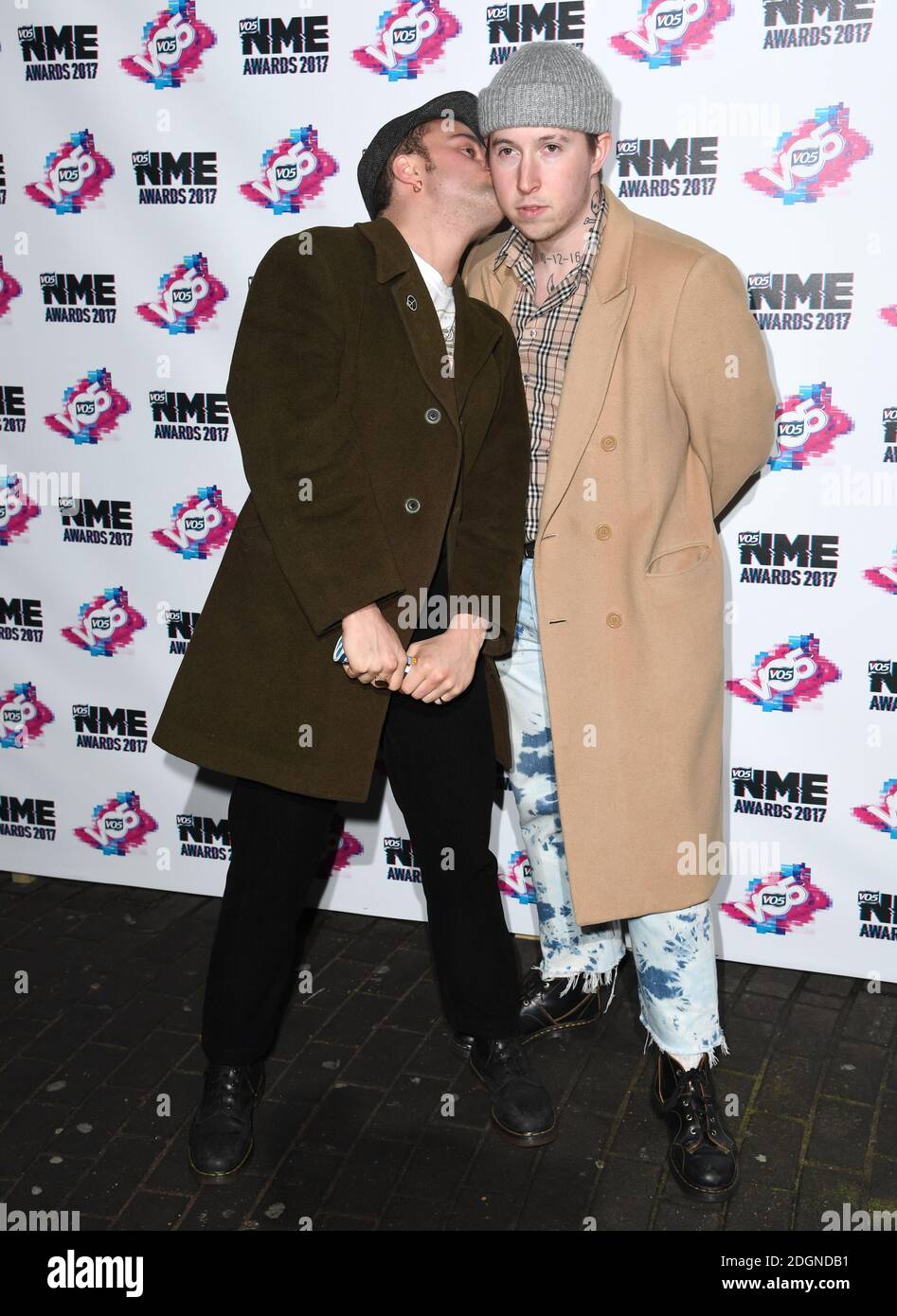 Isaac Holman und Laurie Vincent von Slaves bei der Ankunft bei den VO5 NME Awards 2017 in der O2 Academy Brixton, London. Bilddatum: Mittwoch, 15. Februar 2017. Bildnachweis sollte lauten: Doug Peters/ EMPICS Entertainment Stockfoto