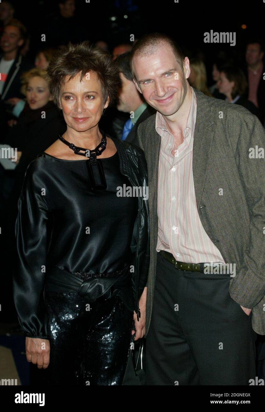 Ralph Fiennes und seine Frau Francesca Annis bei der Londoner Premiere von 'Maid in Manhattan'. Drei Viertel Länge, paar. Â©Doug Peters/allaction.co.uk Stockfoto