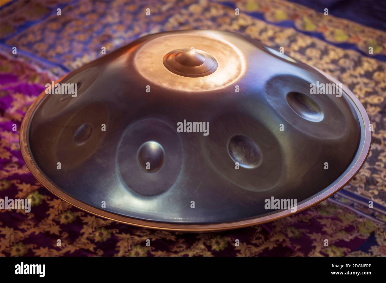 Nahaufnahme der Aufhängetrommel. Hang, Handpan, Trommel Musikinstrument. Stockfoto