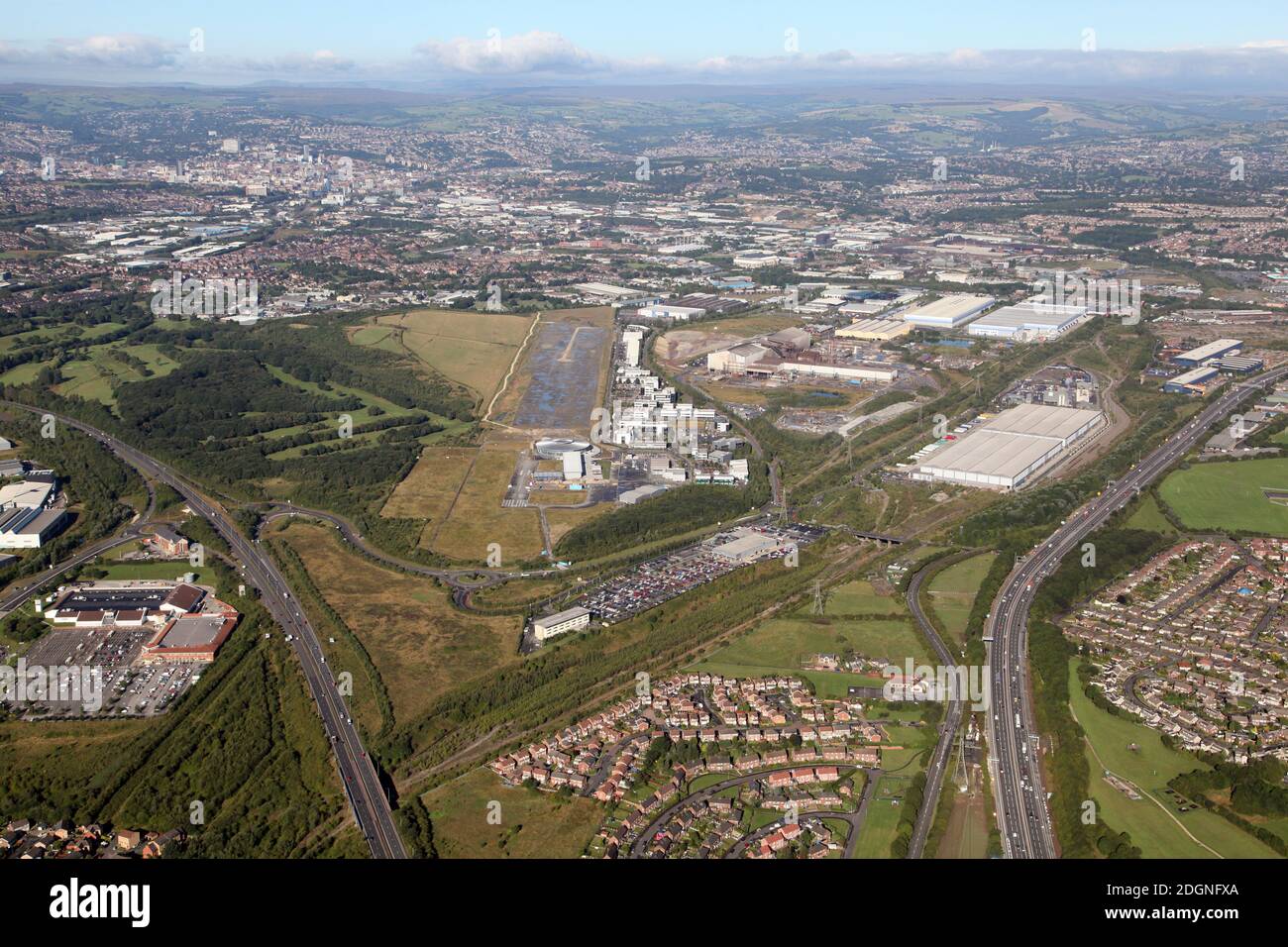 Luftaufnahme der Industrie und Sheffield Business Park & jetzt geschlossen Sheffield Airport in Tinsley, einem Vorort auf der Ostseite von Sheffield, South Yorkshire Stockfoto