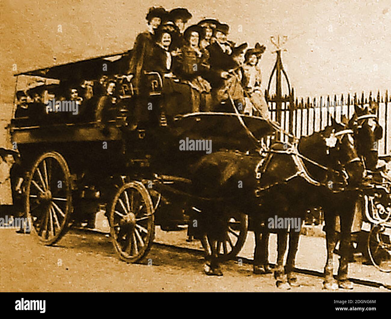 Eine alte frühe Sepia-Fotografie von Frauen, die eine Reise machen Auf einem alten Pferd gezogenen Frauen Arbeit Exkursion Bus bekannt dann Als Pferdebremse oder Pferdepause Stockfoto