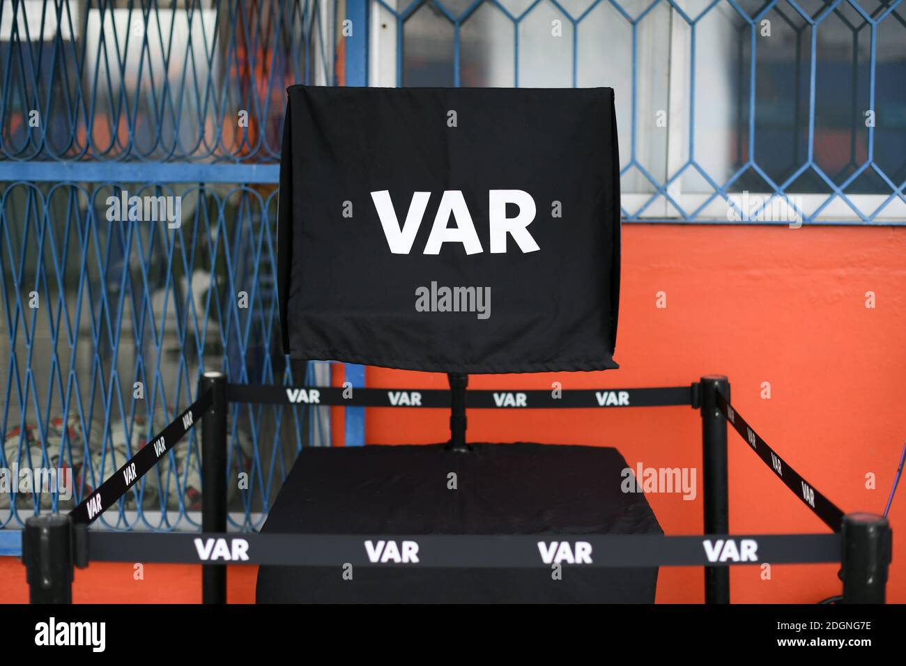 Der VAR-Monitor, der während des Spiels der Thai League 2020 zwischen Port FC und Muangthong United F.C. im PAT Stadium auf der Seite des Platzes zu sehen war.( Endstand; Port FC 2:0 Muangthong United F.C.) Stockfoto
