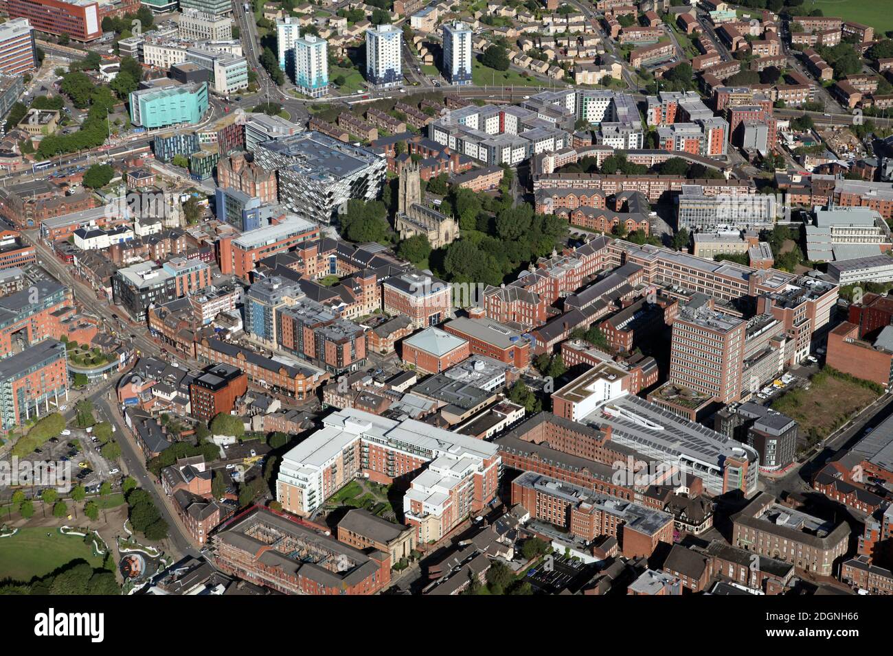 Luftaufnahme über die West Street mit Blick nach Nordwesten in Richtung verschiedener Gebäude der Sheffield University & Saint George's Square Park, Sheffield, Großbritannien Stockfoto