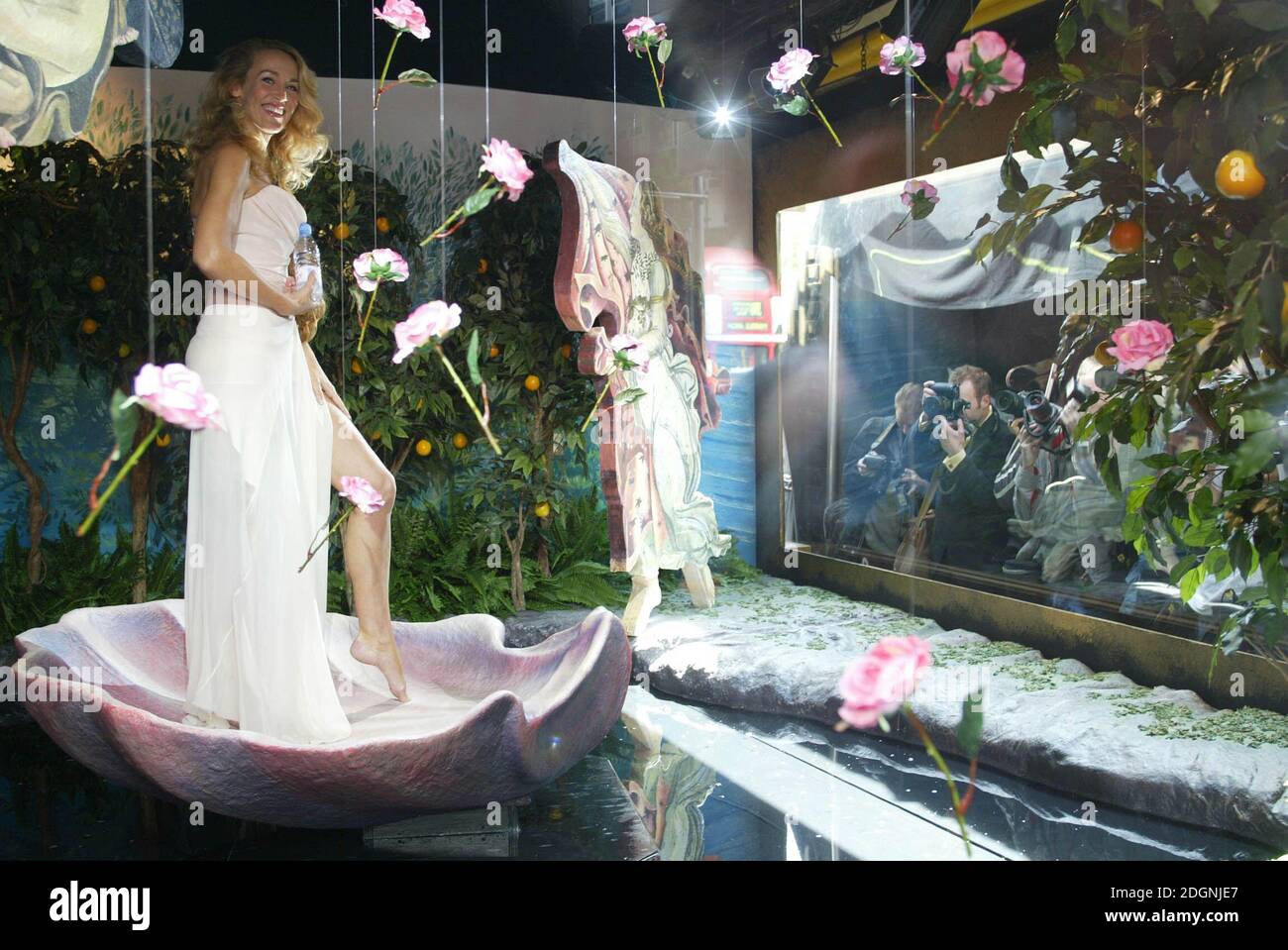 Jerry Hall modelliert als Botticellis Venus in Selfridges Schaufenster für den Start von Evian Heaven. Volle Länge, lustig, Kostüm. Â©Doug Peters@allaction.co.uk Stockfoto