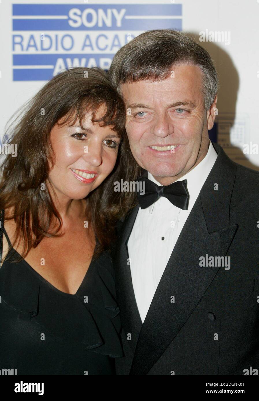 Tony Blackburn und seine Frau bei den Sony Radio Academy Awards im Grosvenor House Hotel in Londons Park Lane. Halbe Länge. Â©doug peters/allaction.co.uk Stockfoto