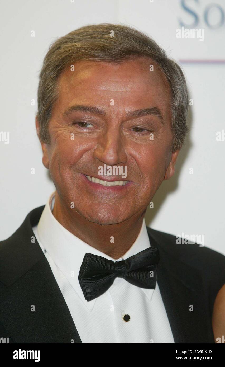 Des O'Conner bei den British Soap Awards 2003 im BBC TV Centre in West London. Kopfschuss Â©doug peters/allaction.co.uk Stockfoto