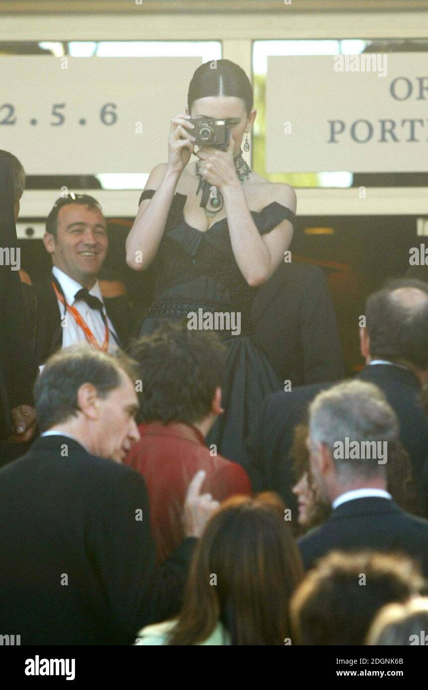 Penelope Cruz fotografiert bei der Premiere ihres Films Fanfan La Tulipe, den Filmfestspielen von Cannes 2003. Halbe Länge, Kamera. Â©Doug Peters/allaction.co.uk Stockfoto