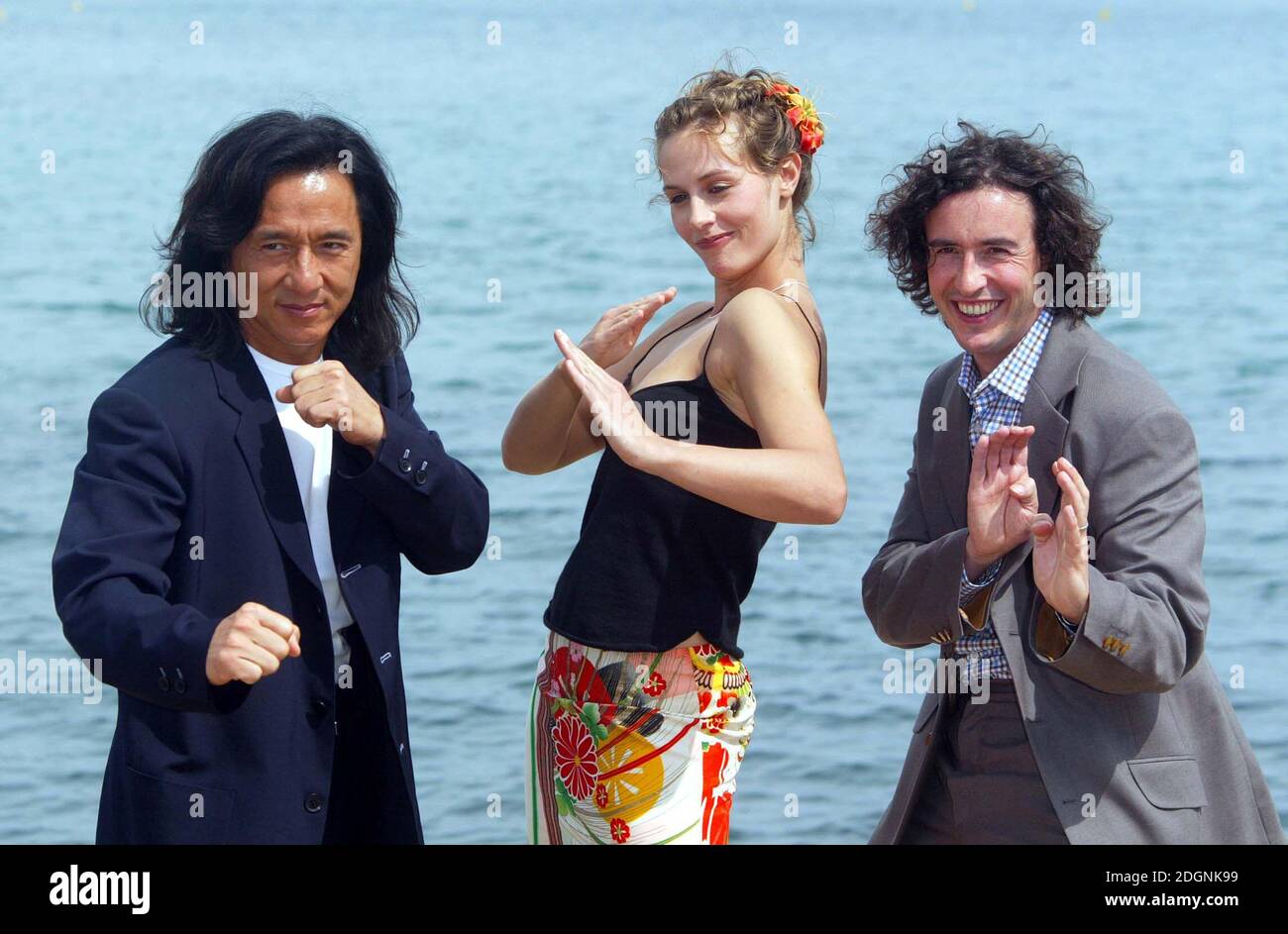 Jackie Chan, Cecile De France und Steve Coogan bei den Filmfestspielen von Cannes 2003. Halbe Länge. Â©Doug Peters/allaction.co.uk Stockfoto