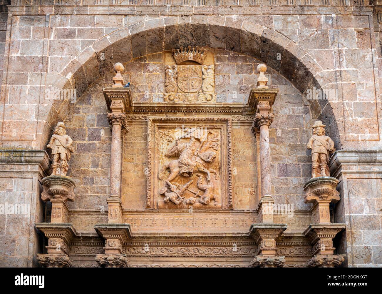 Bas Relief von Emiliano de la Cogolla, besser bekannt als San Millan, über dem Eingang des Klosters von San Millan de Yuso in San Millan de la Cogolla, L Stockfoto