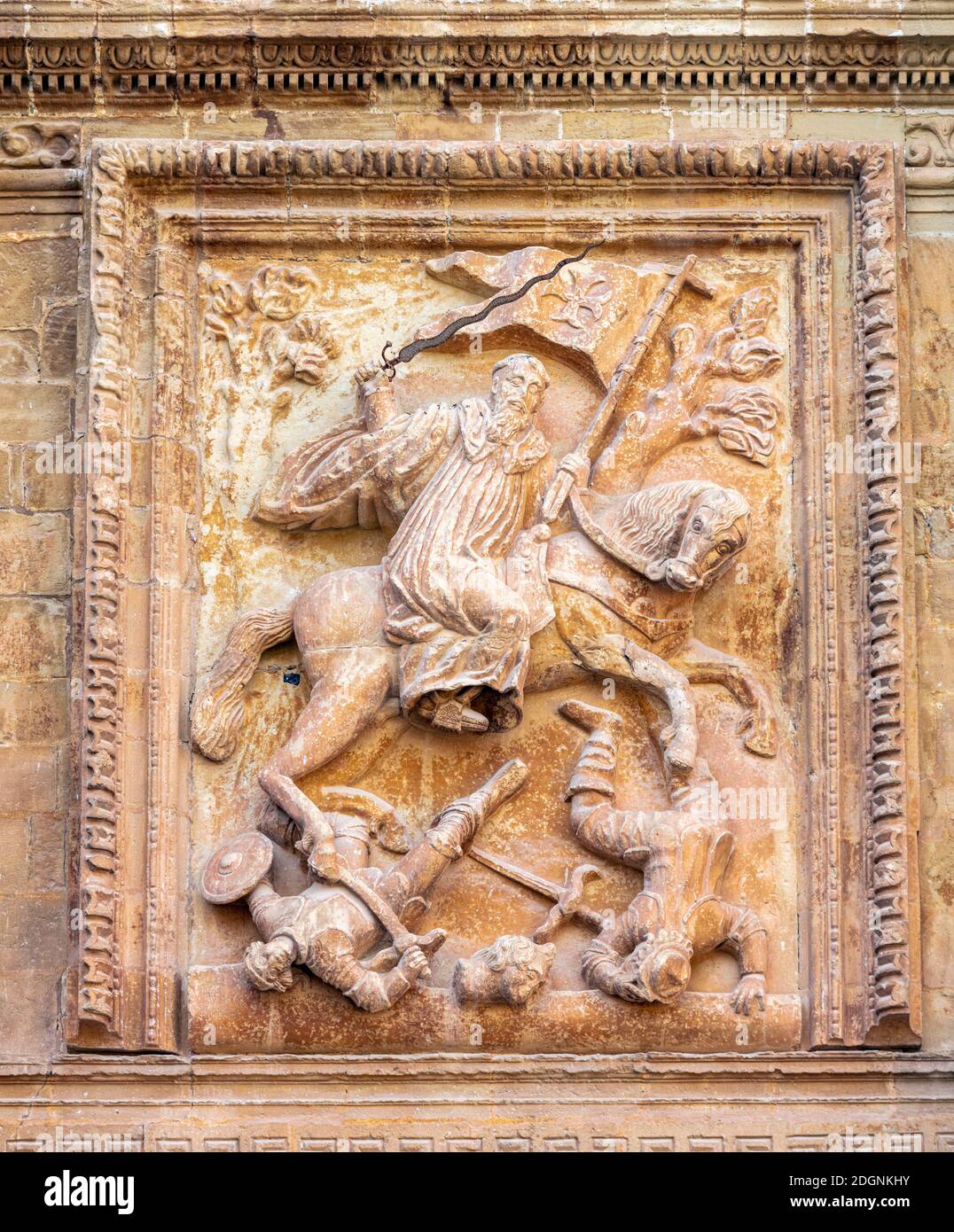 Bas Relief von Emiliano de la Cogolla, besser bekannt als San Millan, über dem Eingang des Klosters von San Millan de Yuso in San Millan de la Cogolla, L Stockfoto