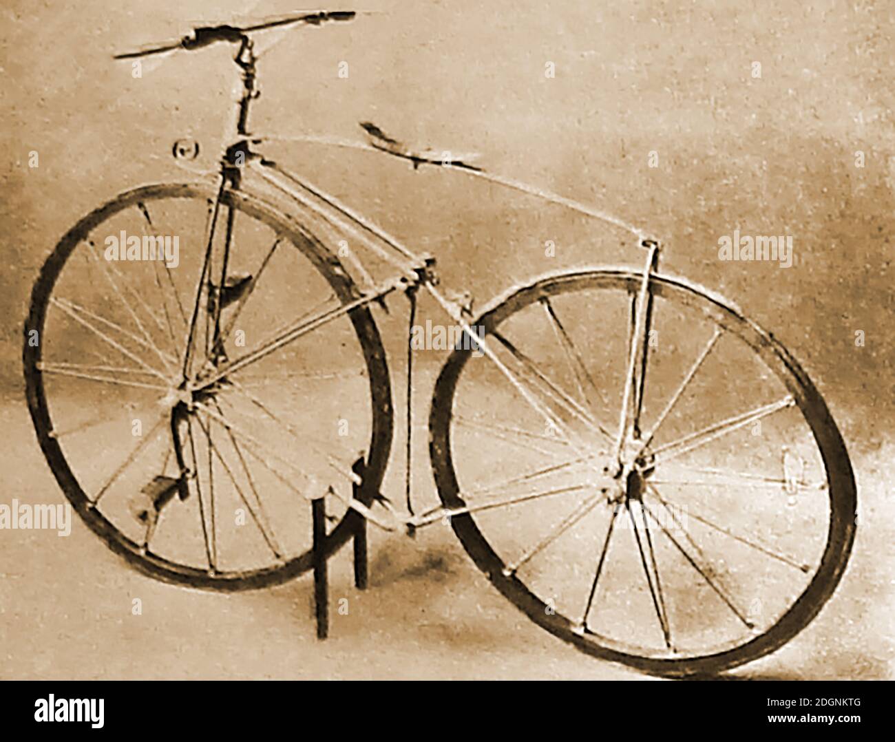 Transport - 1869 - ein ungewöhnlicher patentierter 'Phantom' Zyklus mit Pedalen am Vorderrad. Stockfoto
