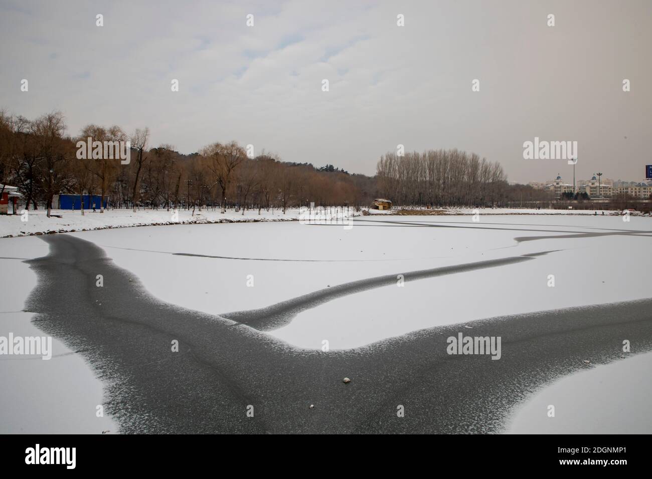 Viele geheimnisvolle schwarz-weiße Muster ohne Schnee erscheinen Auf dem gefrorenen künstlichen See, der wie ein natürliches aussieht Tusche waschen Malerei in Beishan Sce Stockfoto