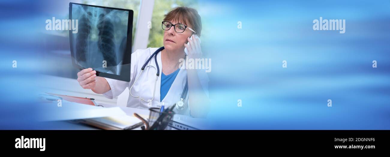 Ärztin untersucht Röntgenbericht im medizinischen Büro; Panorama-Banner Stockfoto