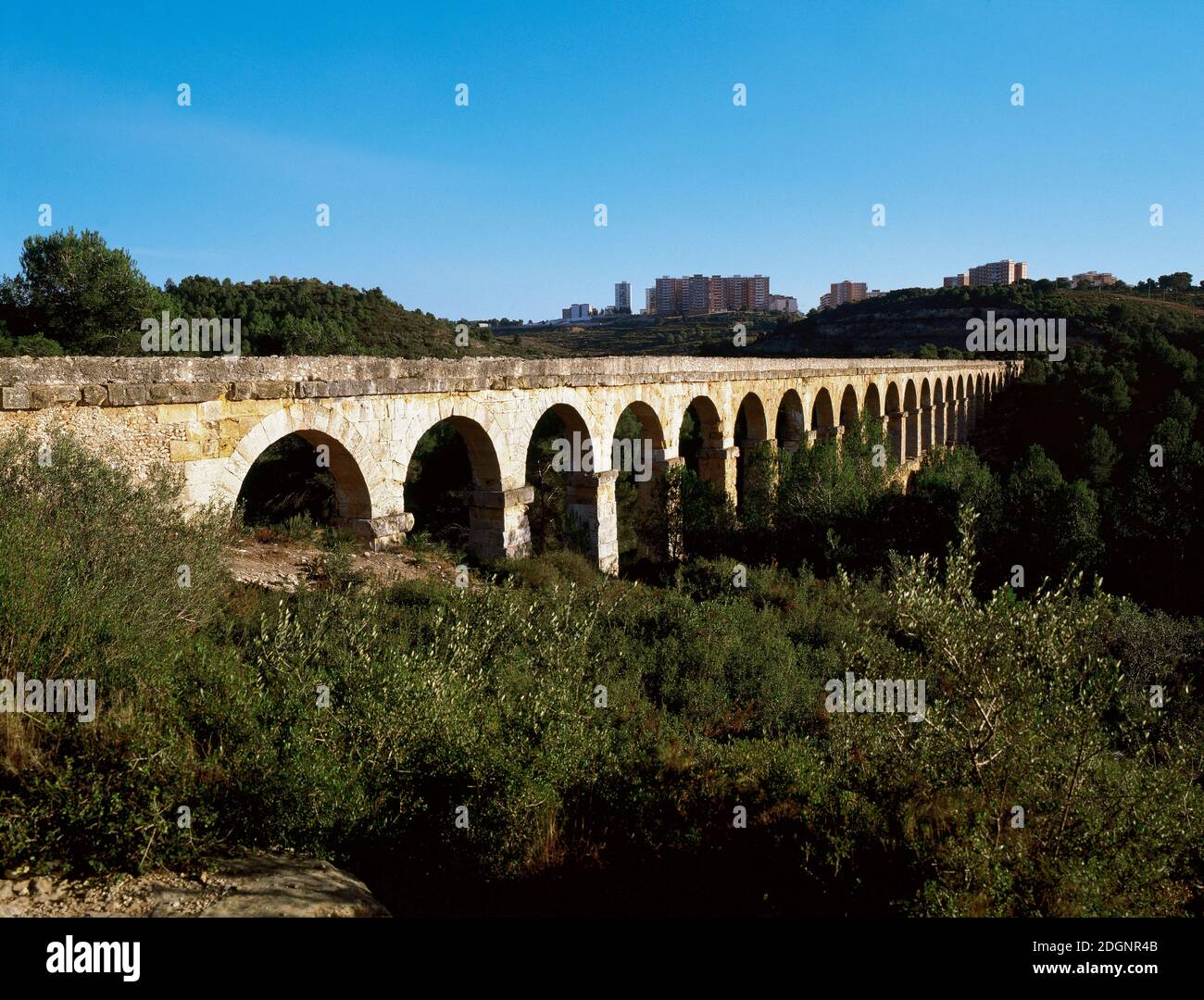 Spanien, Katalonien. Aquädukt von Tarragona, auch bekannt als die Brücke von Ferreres oder Pont del Diable. Es wurde während der Zeit von Kaiser Augustus (63 v. Chr.-14 n. Chr.) gebaut, um die Stadt Tarragona vom nahe gelegenen Fluss Francolí mit Wasser zu versorgen. UNESCO-Weltkulturerbe. Stockfoto