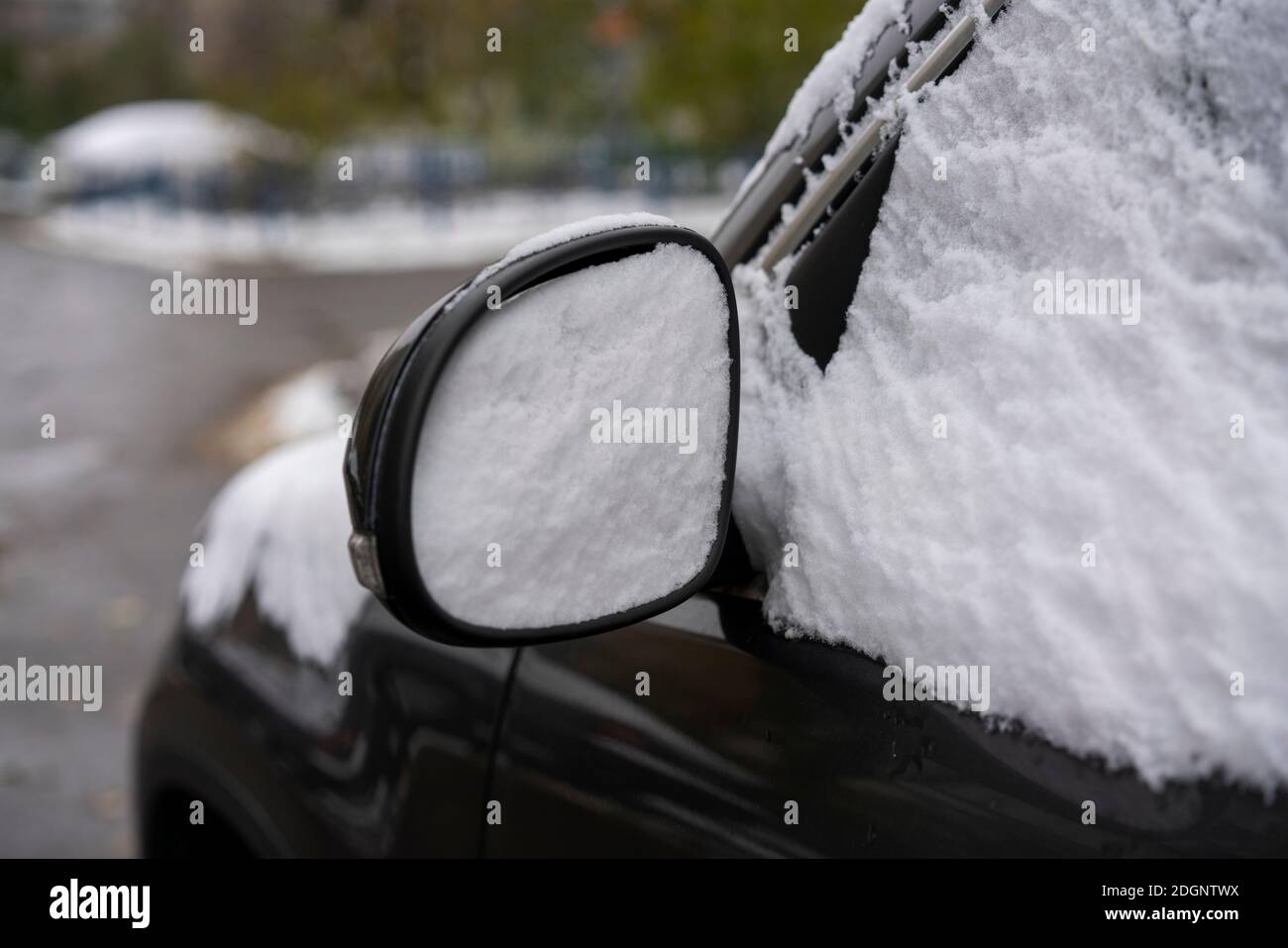 Nach dem Schneefall, Glas und Auto Spiegel im Schnee Stockfoto