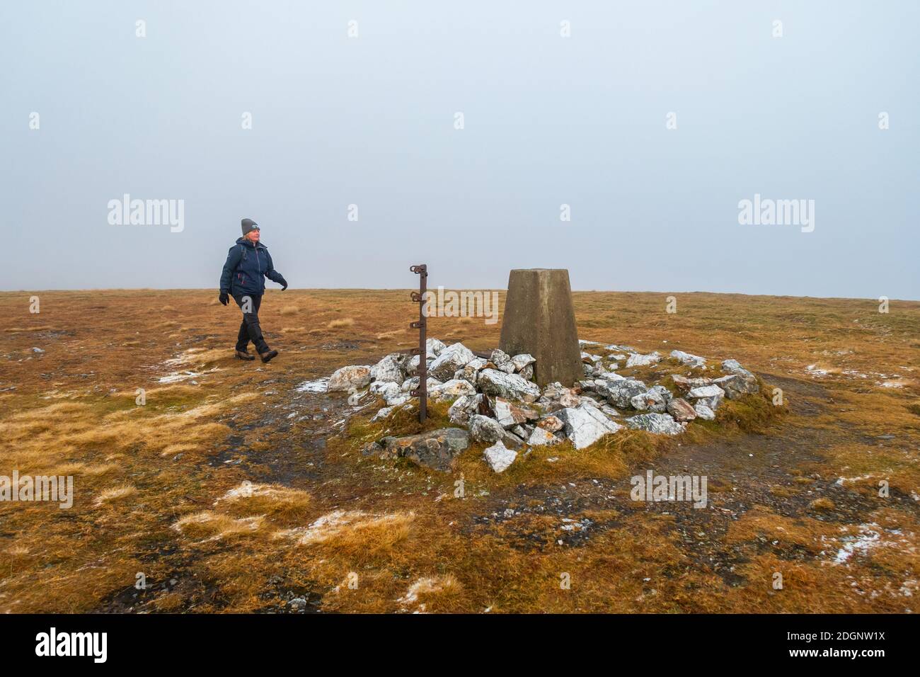 Ein Wanderer nähert sich dem Gipfel des Munro-Berges eines Bhuideanach Bheag im Drumochter Pass bei Dalwhinnie, Schottland, Großbritannien Stockfoto