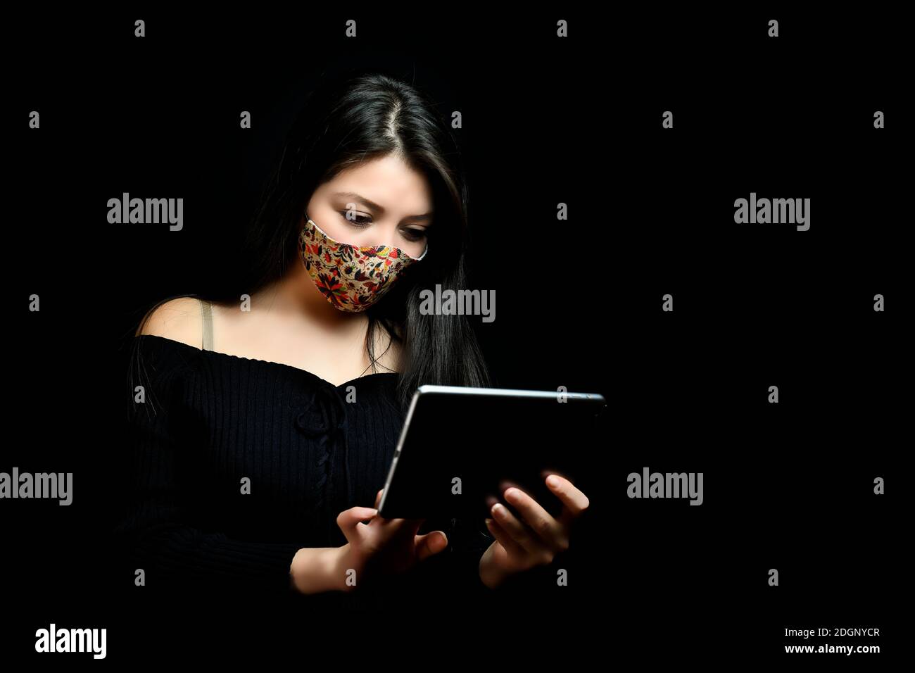 Schöne Frau mit Tablette in Pandemie Stockfoto