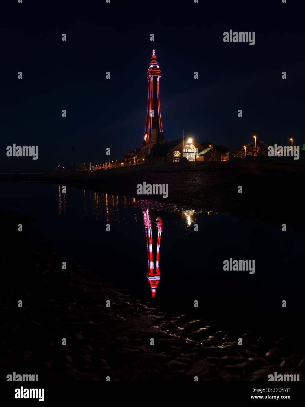 Der Blackpool Tower bei Nacht, Blackpool am Meer. England Erbe. Stockfoto
