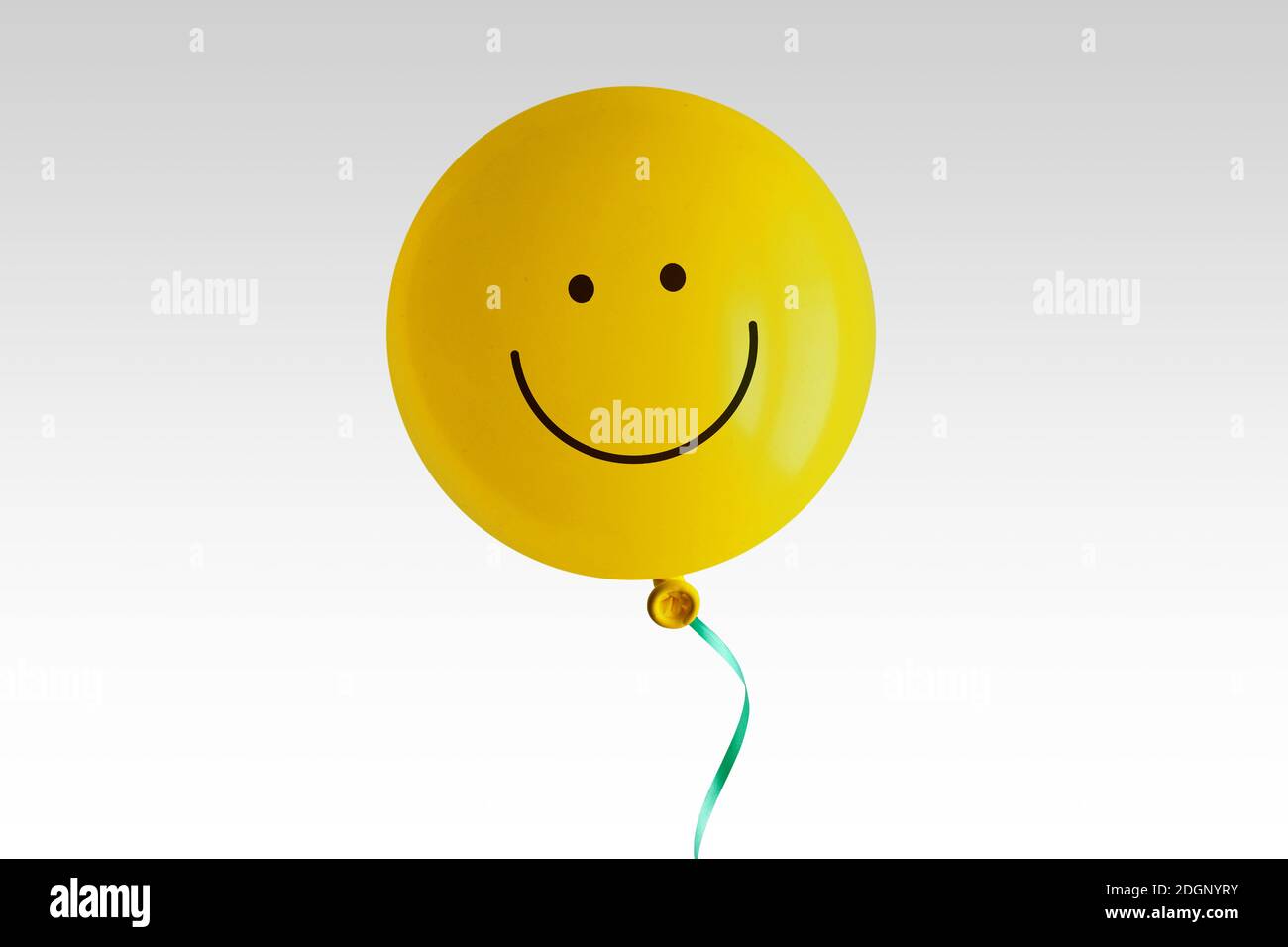Gelber Ballon mit Lächeln auf weißem Hintergrund - Konzept Optimismus und positives Denken Stockfoto
