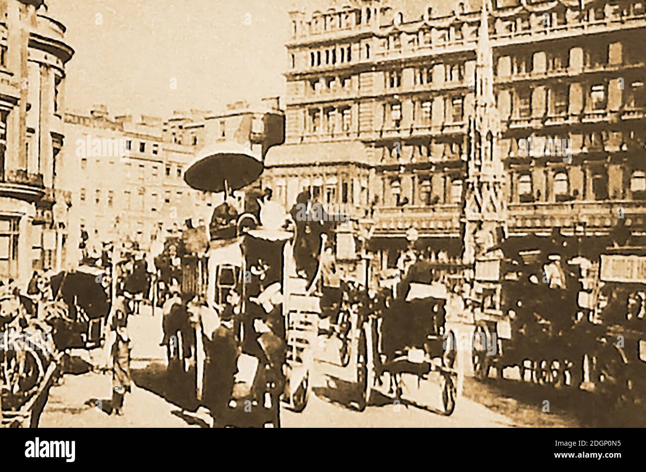 Eine typische Szene außerhalb der Charing Cross Station, London, Großbritannien im Jahr 1889, bevor der Autoverkehr auf die Szene kam. Auf dem Bild (rechts) ist die Replik Eleanor Cross aus Red Mansfield Stein gebaut, entworfen von Edward Middleton Barry. Es wurde auf dem Bahnhofsvorplatz errichtet und basiert auf dem 1291 erbauten Whitehall Cross (abgerissen 1647 auf Anordnung des Parlaments). Das Kreuz wurde im Jahr 2010 wieder hergestellt.der Besitz des Bahnhofs Charing Cross ging 1923 an die Südbahn (SR) über, Stockfoto