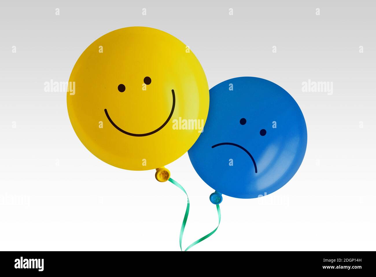 Glücklich und traurig Ballon auf weißem Hintergrund - Konzept der Positive und negative Stimmung Stockfoto