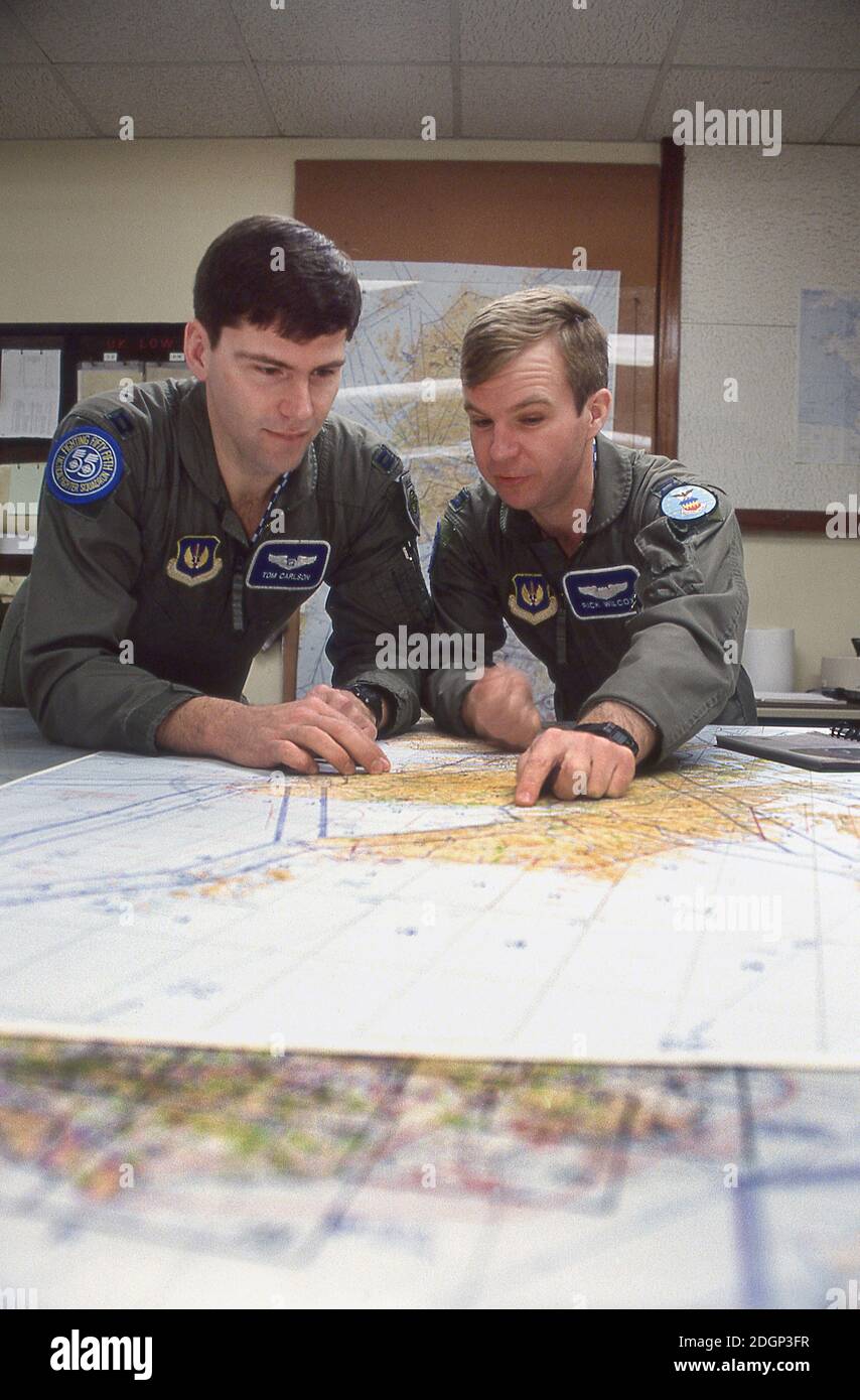 Die Flugbesatzung der Kampf55. Plante eine Trainingsmission auf dem Luftwaffenstützpunkt RAF Upper Heyford Oxfordshire UK 1990. Heimat des 20. Taktischen Jagdflügels USAF. Flugbetrieb F111 Aardvark. Stockfoto