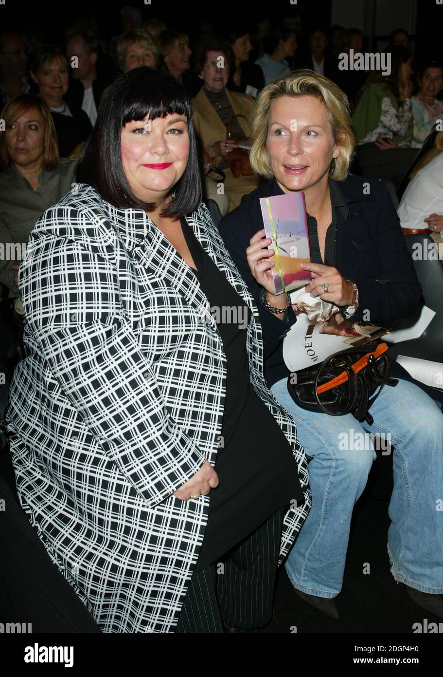 Dawn French und Jennifer Saunders bei der Betty Jackson Show, Teil der London Fashion Week. Â©Doug Peters/allactiondigital Stockfoto