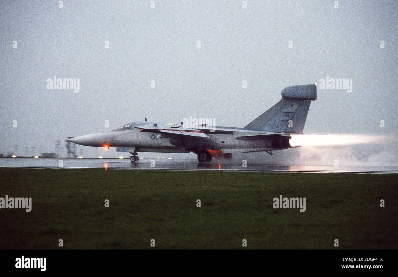 Flugbasis RAF Upper Heyford Oxfordshire UK 1990. Heimat des 20. Taktischen Jagdflügels USAF. Flugbetrieb F111 Aardvark. Stockfoto