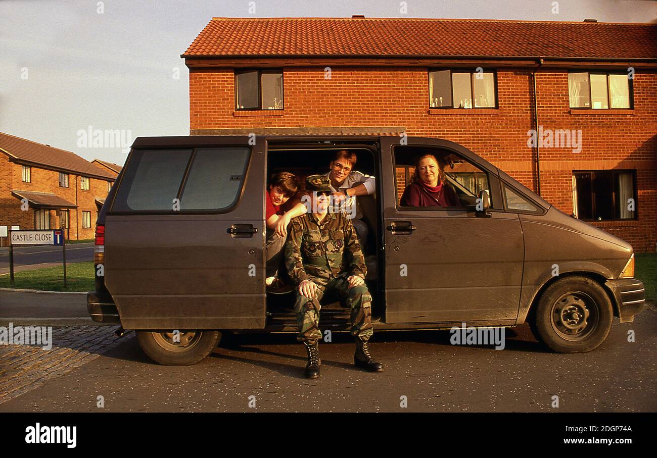 USAF Service-Mann und seine Familie auf dem Luftwaffenstützpunkt RAF Upper Heyford Oxfordshire UK 1990. Heimat des 20. Taktischen Jagdflügels USAF. Flugbetrieb F111 Aardvark. Stockfoto