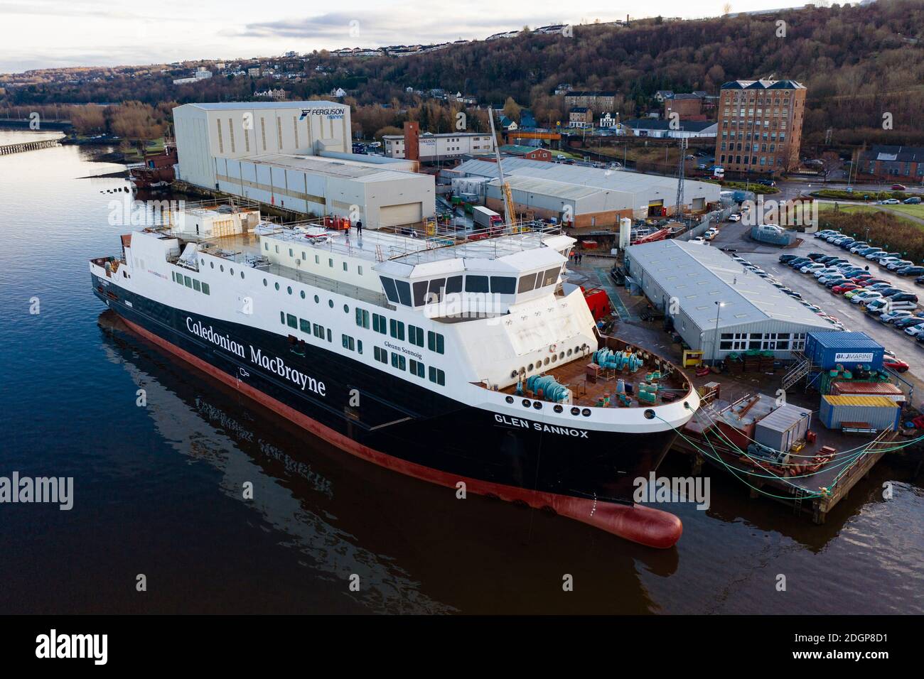 Port Glasgow, Schottland, Großbritannien. Dezember 2020. Luftaufnahme der CalMac Ferry MV Glen Sannox in der Ferguson Marine Werft in Port Glasgow. Das Scottish ParliamentÕs Rural Economy and Connectivity Committee veröffentlicht einen vernichtenden Bericht, in dem alle Aspekte des überfälligen Budgets und des überfälligen Projekts kritisiert werden. Iain Masterton/Alamy Live News Stockfoto