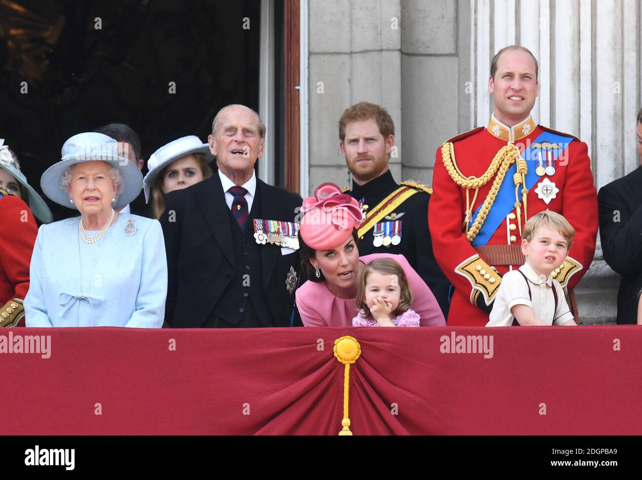 Ihre Majestät die Königin und Philip, der Herzog von Edinburgh, Prinz Harry, Catherine, Herzogin von Cambridge, Prinzessin Charlotte, Prinz George und Prinz William der Herzog von Cambridge Teilnahme Trooping the Color in der Mall, London. Foto-Kredit sollte Doug Peters / EMPICS Entertainment lesen Stockfoto