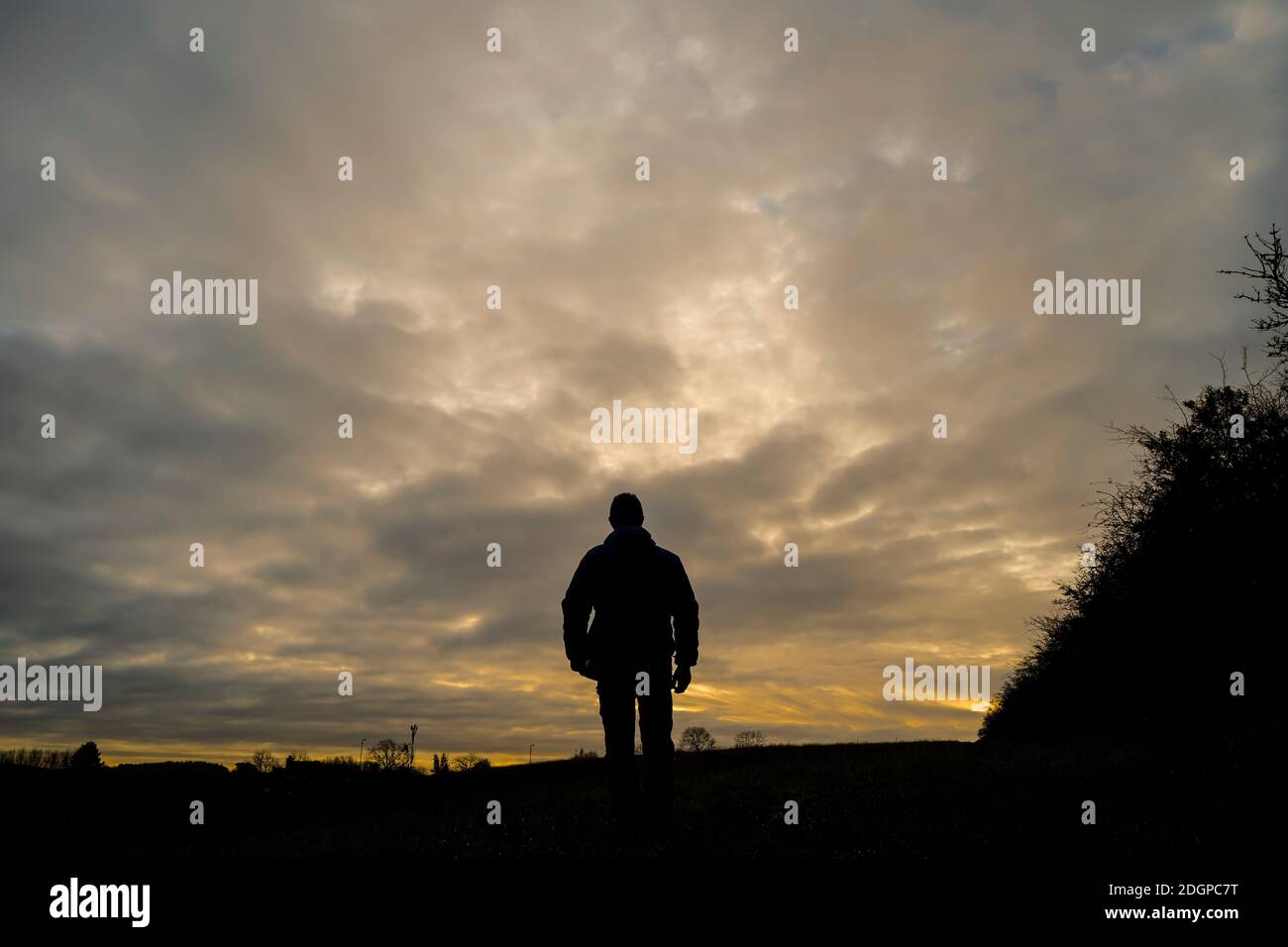 Kidderminster, Großbritannien. Dezember 2020. UK Wetter: Die Sonne bricht durch die frühen Morgenwolke an einem Dezember Wintermorgen. Credit Lee Hudson/Alamy Live Nachrichten Stockfoto