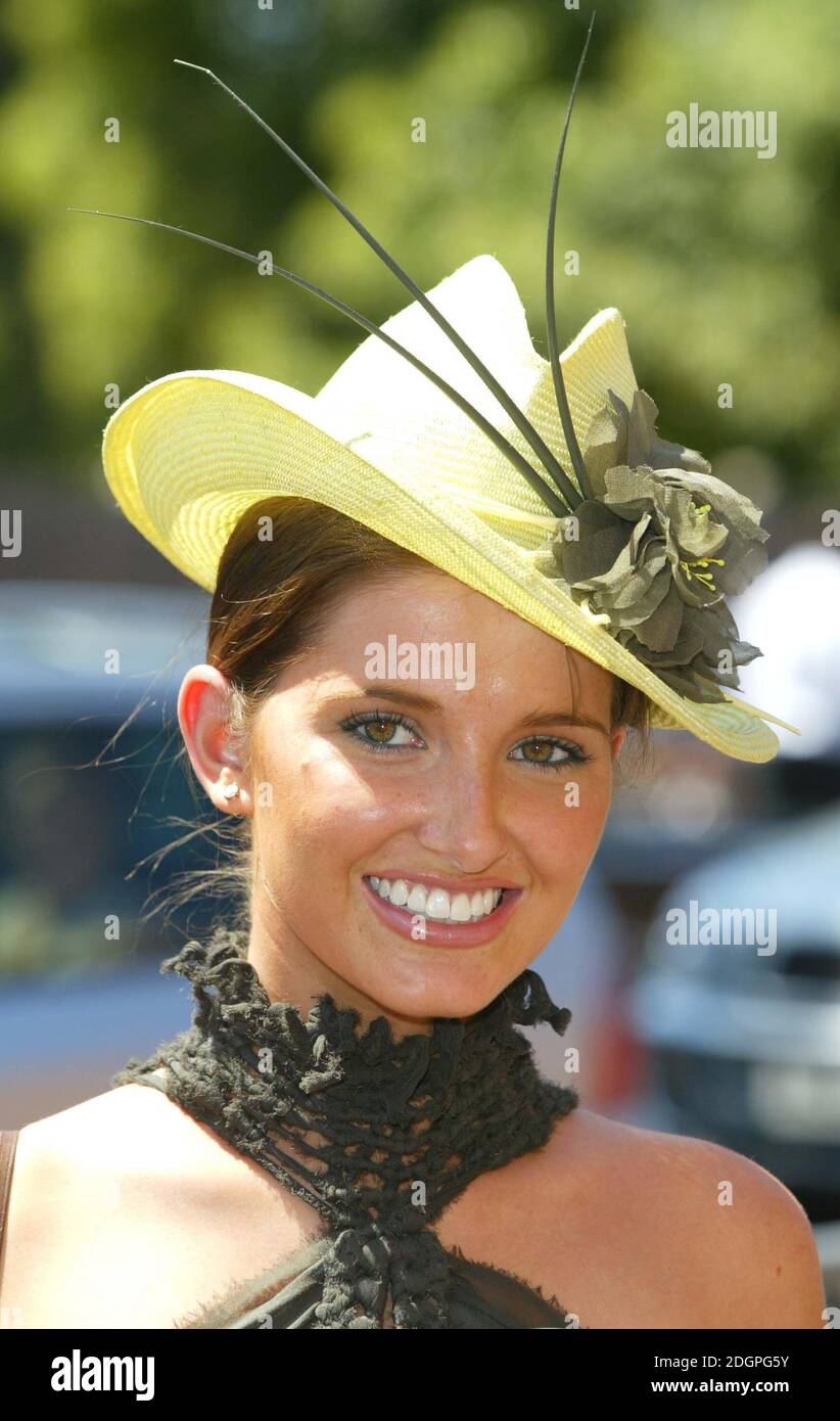 Ein Gast kommt am Royal Ascot 2004, Ascot Racecourse. Doug Peters/allactiondigital.com Stockfoto