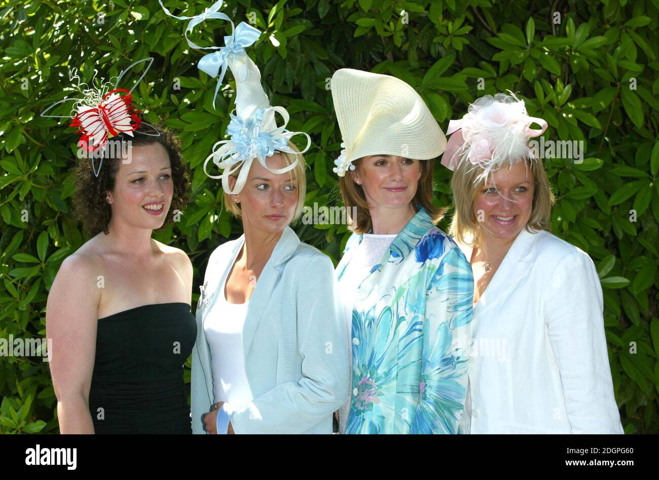 Gäste kommen am Royal Ascot 2004, Ascot Racecourse an. Doug Peters/allactiondigital.com Stockfoto