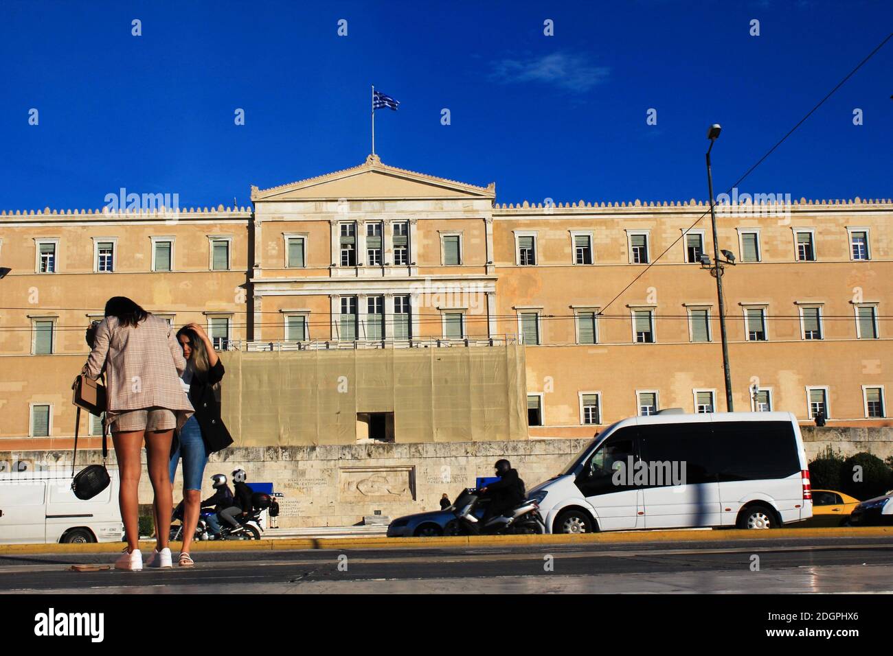 Menschen, die im Zentrum von Athen mit dem griechischen Parlament im Hintergrund spazieren - Athen, Griechenland, 5. November 2020. Stockfoto